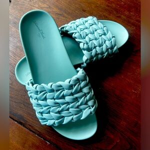 🎁🎁 EUC. Universal Thread Slides. Women’s 9